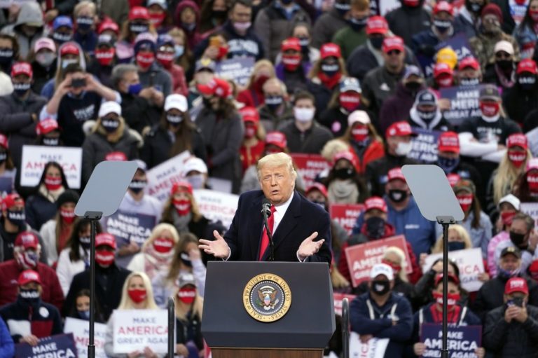 Asesor de Trump: “No vamos a controlar la pandemia”