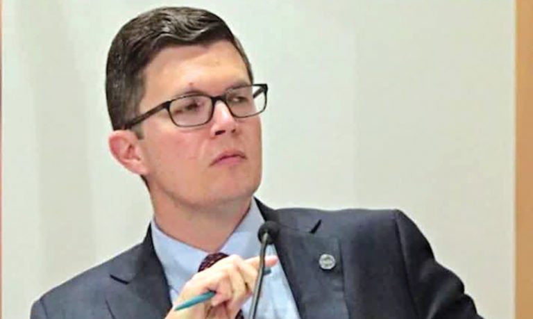 Renuncia presidente del Comité Escolar de Boston por hacer burla de nombres de personas asiáticas