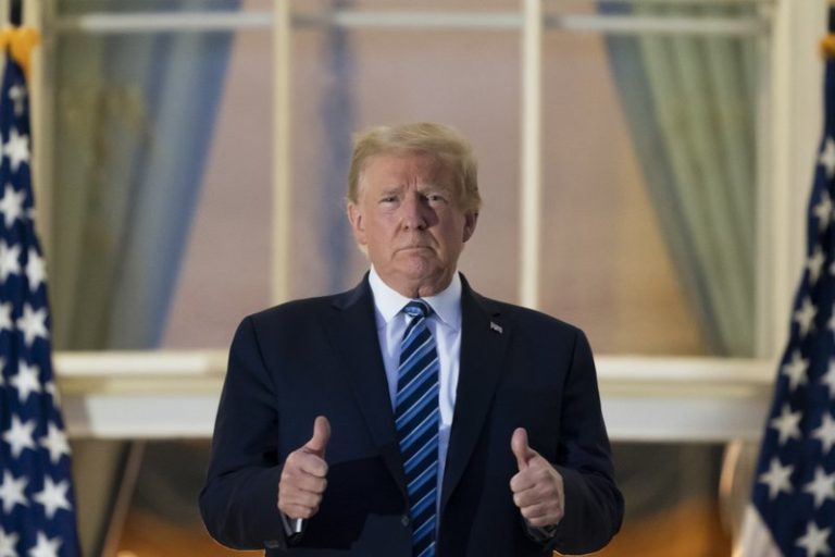 Trump, aún contagioso, regresa a Casa Blanca sin mascarilla