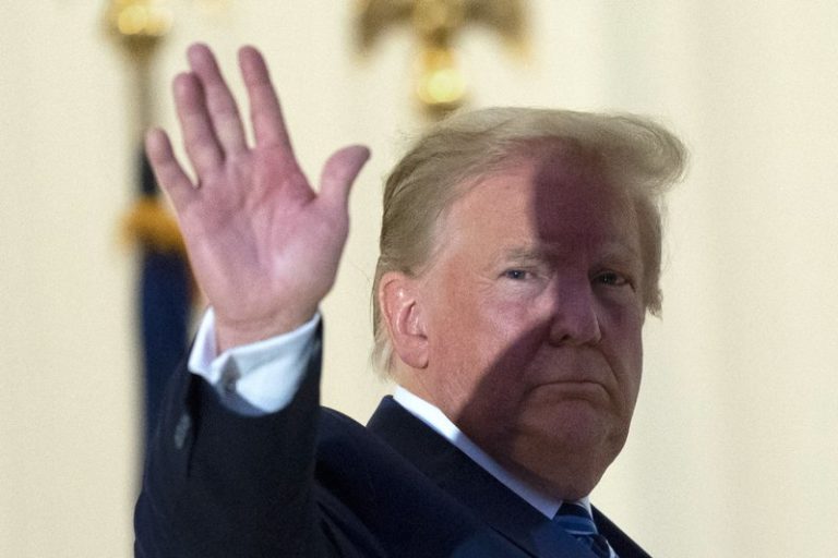 Trump suspende negociación sobre ayuda económica por COVID