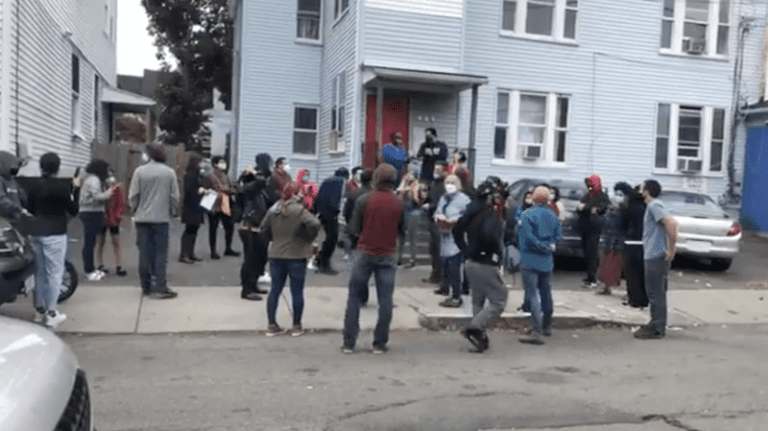 Vecinos detienen arresto de inmigrante en Lynn