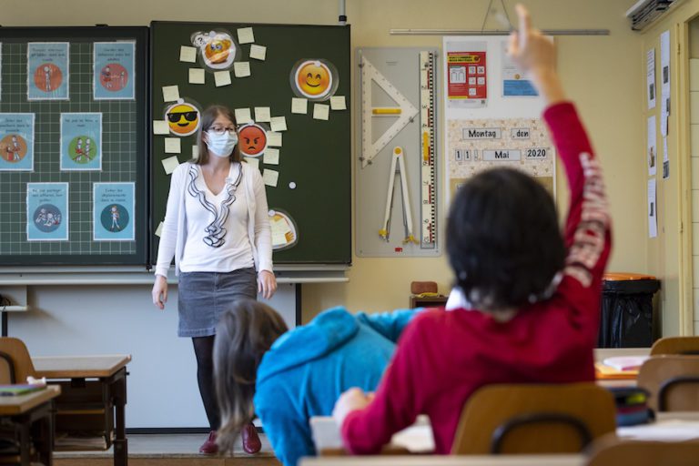 En escuelas públicas de Massachusetts: 106 estudiantes y 50 empleados con COVID