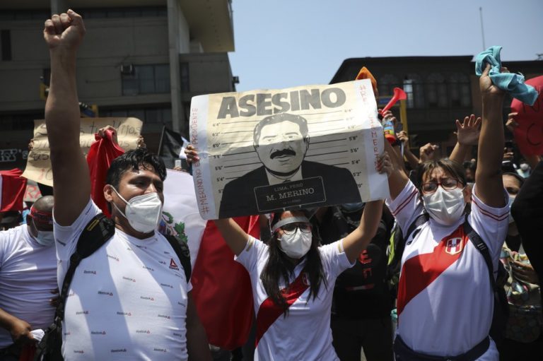 Perú se queda sin presidente y con un Congreso a la deriva