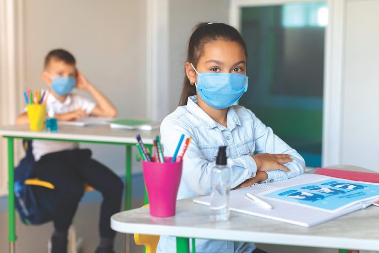 Evalúan regreso de estudiantes a las escuelas