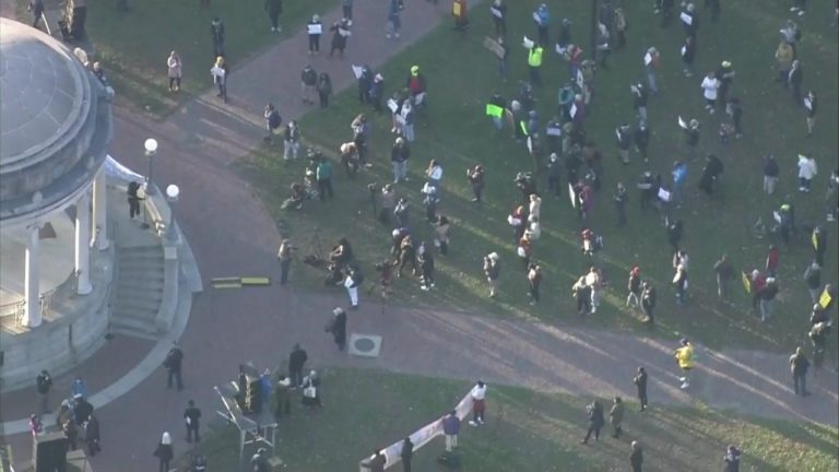 Cientos protestan en las calles de Boston por el conteo de votos