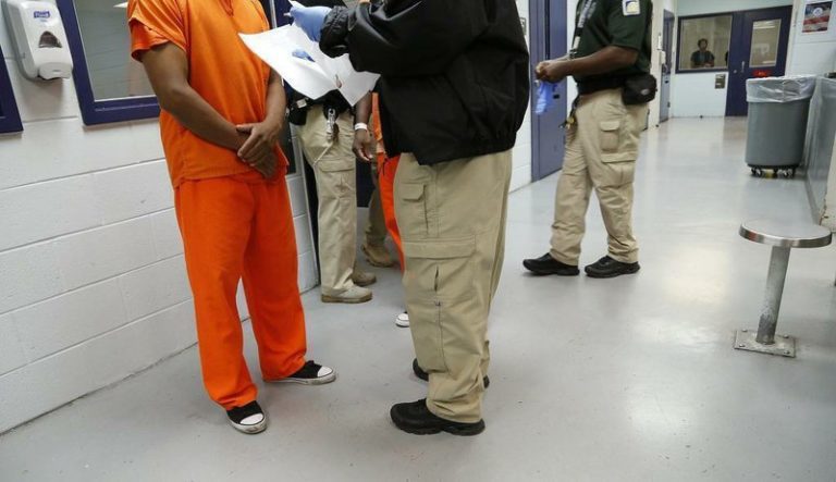 Inmigrantes detenidos deberán ver a un juez en 10 días