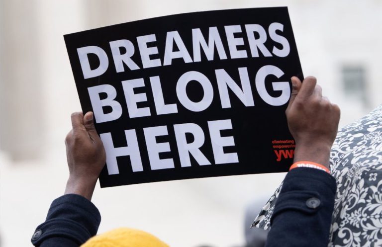 La columna de Inmigración: ¡Victoria para los soñadores y jóvenes migrantes!
