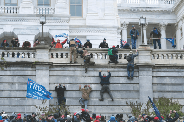 Confirman más de 100 arrestos por el asalto al Capitolio