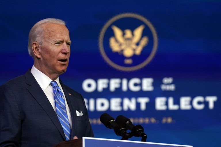 Biden anuncia plan de rescate, vacunación masiva