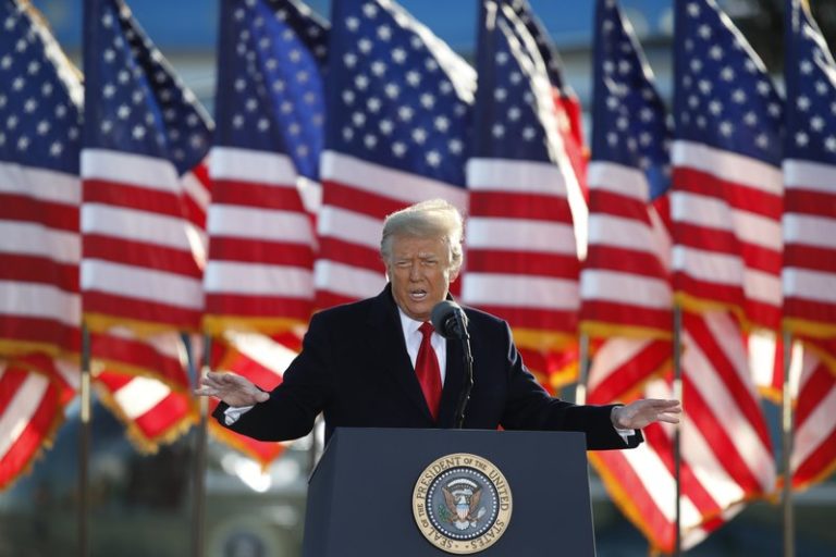 Pandemia asesta duro golpe a negocios de Trump