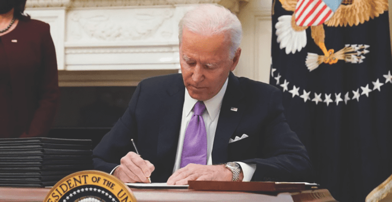 Aprueba órdenes ejecutivas en  favor de “dreamers” y tepesianos