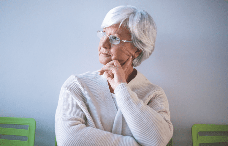 Personas de 65 años en lista de espera para vacunarse