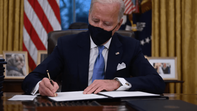 Biden da fin a política de permanecer en México