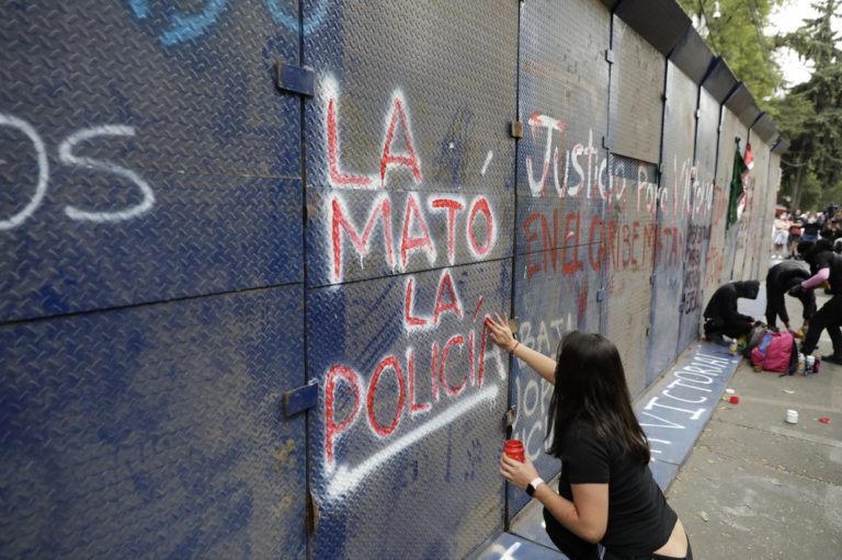 Autopsia: policía partió el cuello de salvadoreña en México