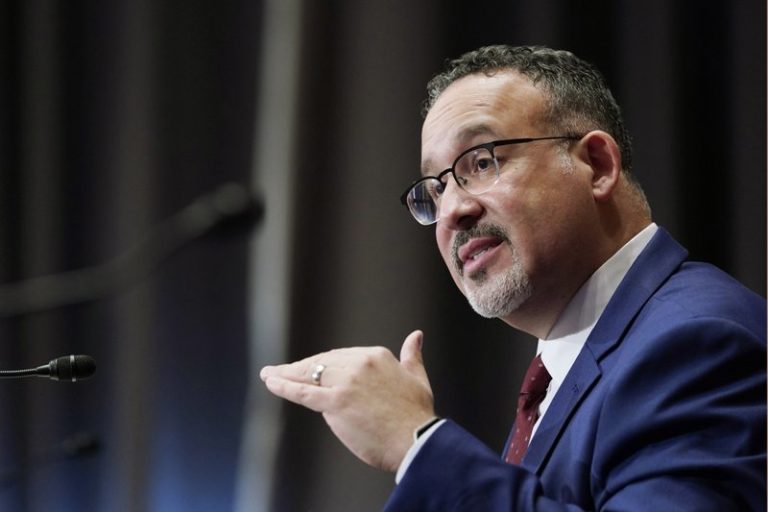 Senado confirma a Miguel Cardona en Educación
