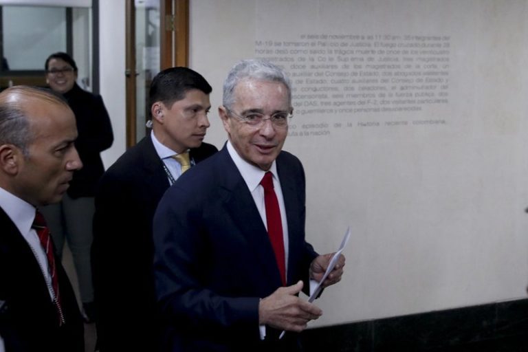 Colombia: Fiscal pide cerrar caso contra expresidente Uribe