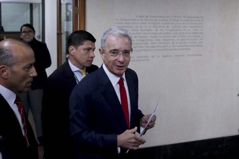 Colombia: Fiscal pide cerrar caso contra expresidente Uribe 1 800 32