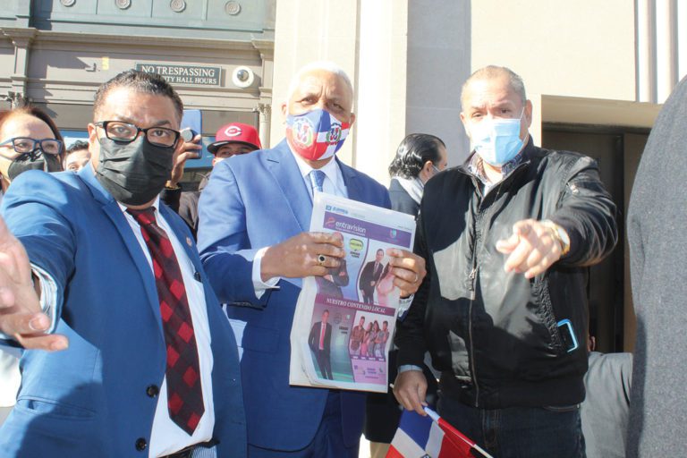 Dominicanos izaron su bandera por aniversario patrio