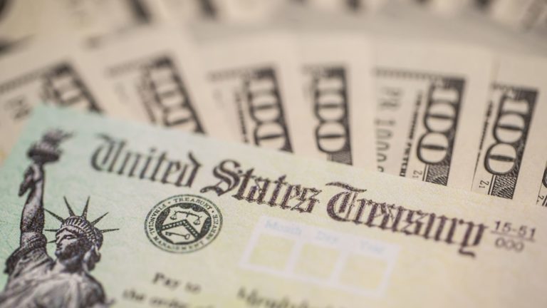 Cheques de estímulo comenzarán a llegar este fin de semana