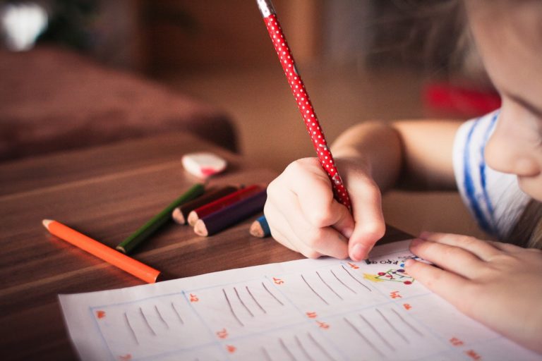 Estado aprueba retraso de clases presenciales en decenas de ciudades