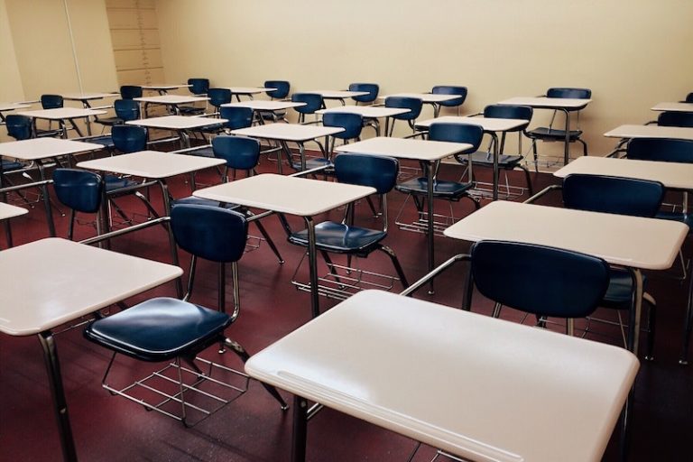 Presionan a distritos escolares para que retomen clases presenciales