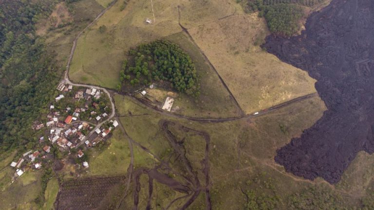 Guatemala: lava de volcán a punto de tragarse una comunidad