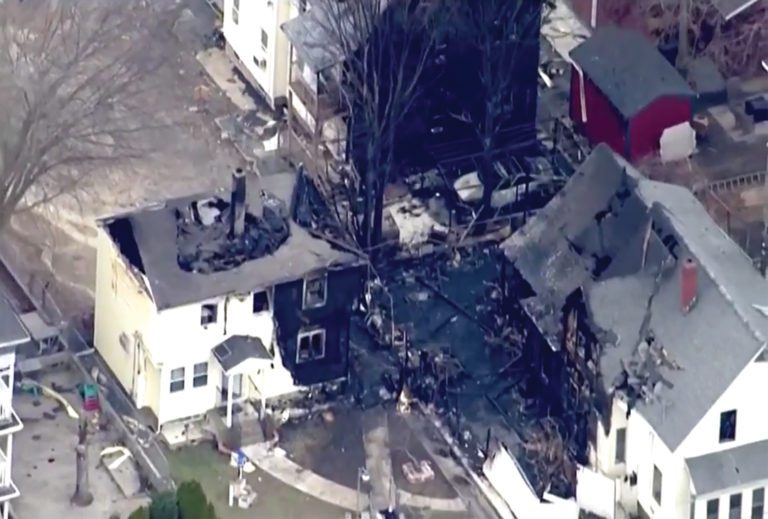 Lawrence: Incendio arrasa con 4 viviendas