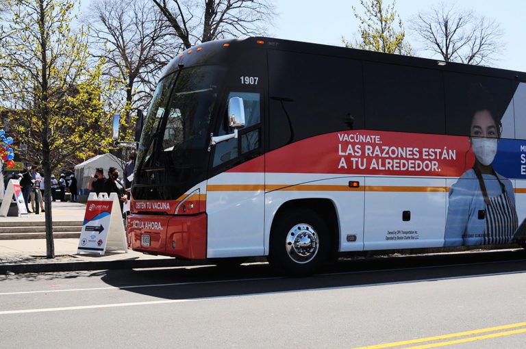 Autobuses de vacunación contra el COVID-19 visitan comunidades desatendidas