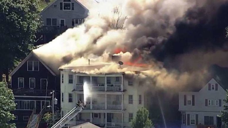 Voraz incendio en Revere deja a múltiples familias en la calle