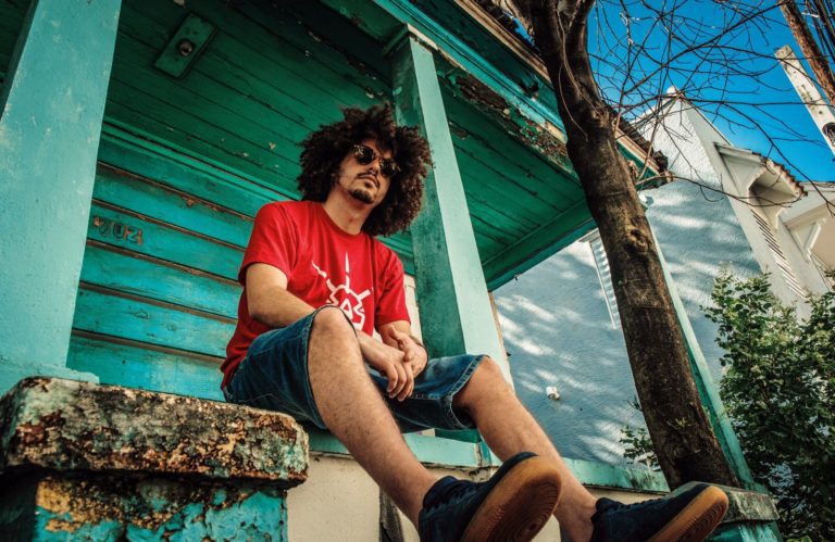 El músico y doctor médico boricua, PJ Sin Suela, lanza nuevo sencillo “A que no me tocas”