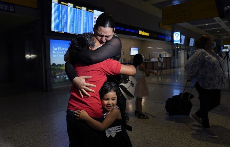 ″¡Esa es mi hija!”, dice mujer al ver niña migrante en la TV