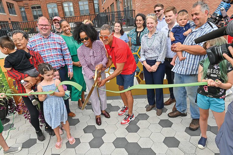 Inauguran nuevo parque y jardín comunitario