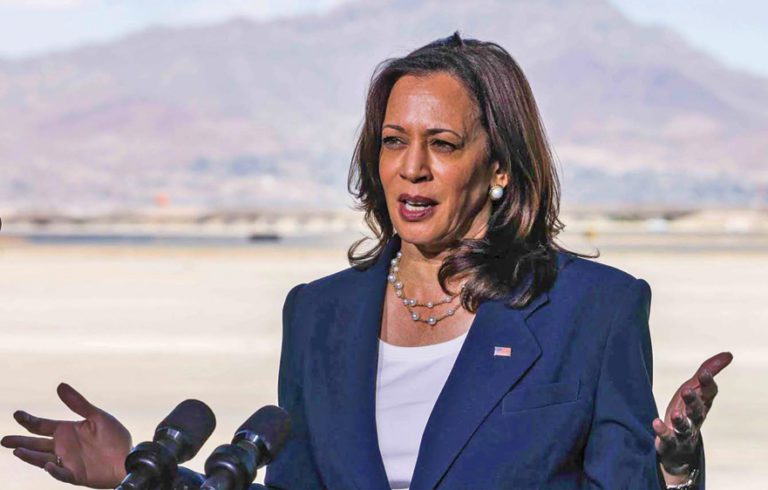Kamala Harris en la frontera entre México y Estados Unidos con niños indocumentados