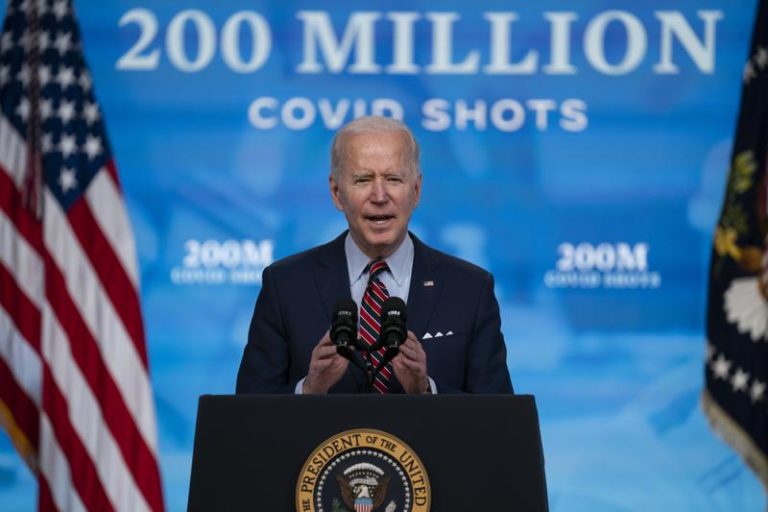Biden promueve vacuna pero descarta más restricciones