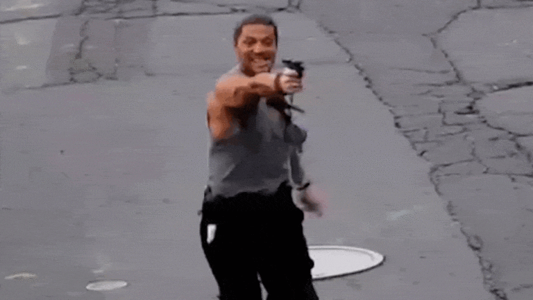 En video: Hombre causa terror al apuntar con pistola a policías