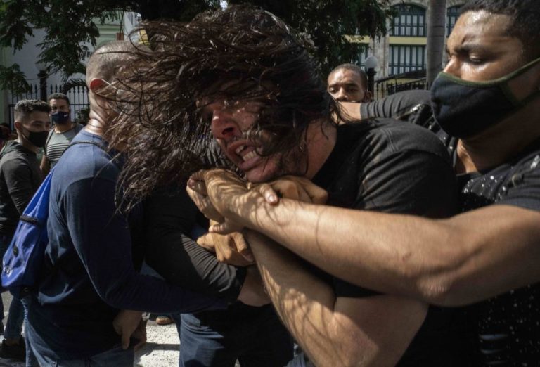 Cubanos toman las calles para protestar contra el gobierno
