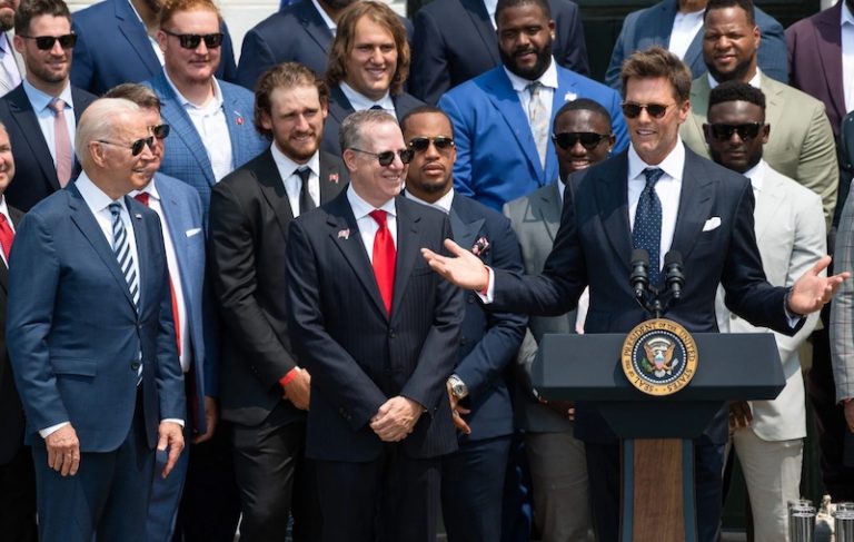 Tom Brady regresa a La Casa Blanca con polémicos chistes