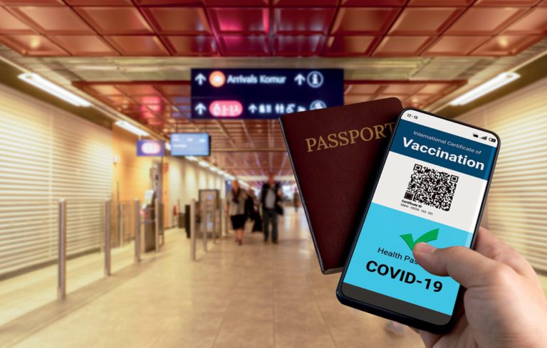 ¿Vuelos COVID-19? Es hora de pedir a viajeros prueba de vacunación