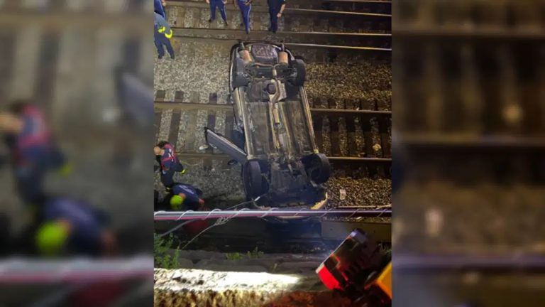 4 hospitalizados tras accidente de vehículo que cayó en rieles del tren
