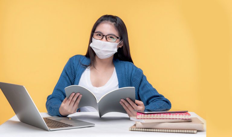 Estudiantes inician año escolar con máscaras