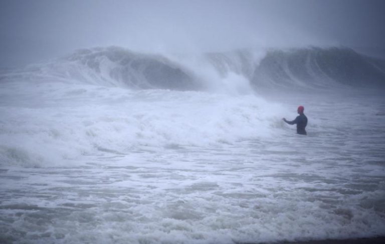 Henri avanza en tierra tras causar pocos daños en Massachusetts