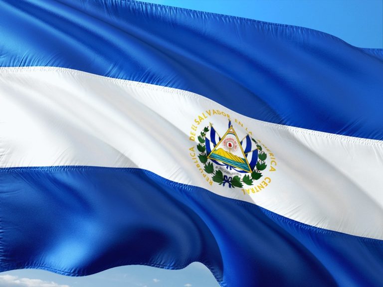 EEUU eleva nivel de alerta por COVID-19 en El Salvador