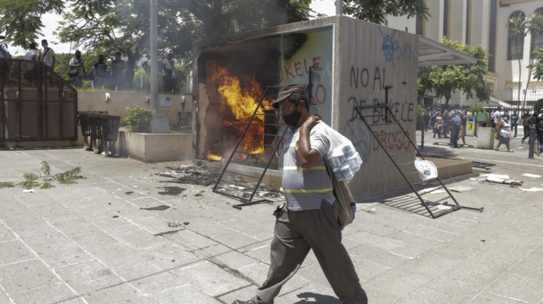 Salvadoreños protestan contra Bukele