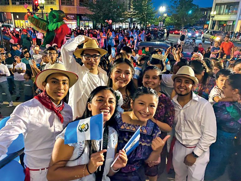 Lynn desbordó de alegría con desfile de carrozas
