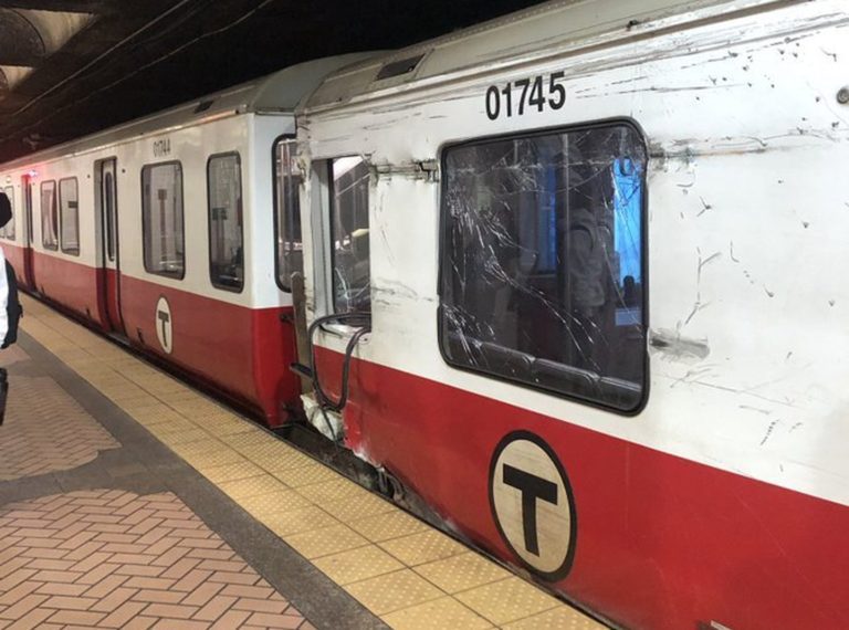 Reportan retrasos en línea roja tras descarrilamiento de tren