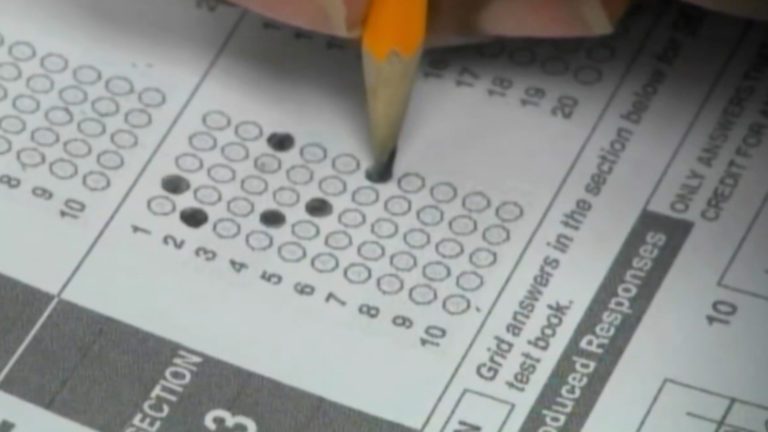 Pruebas MCAS revelan deficiencias en aprendizaje remoto de inglés y matemáticas