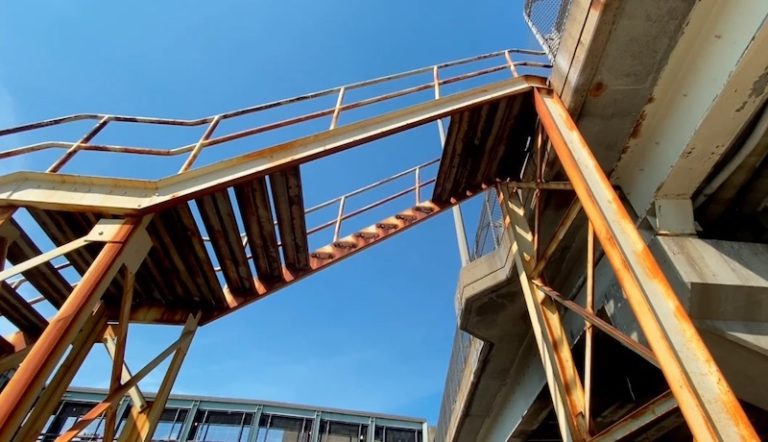 Profesor fallece tras supuesto accidente en escaleras