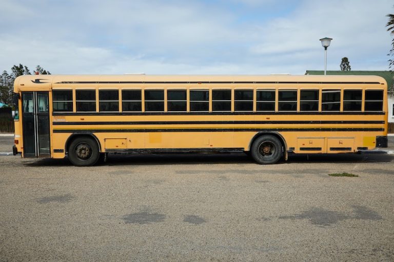 Transportistas escolares piden posponer inicio de clases presenciales en Boston