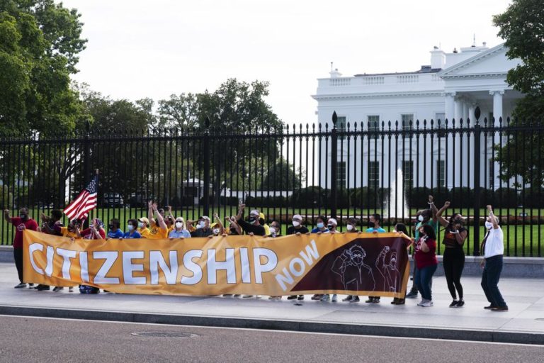 Demócratas consideran nuevo plan de inmigración