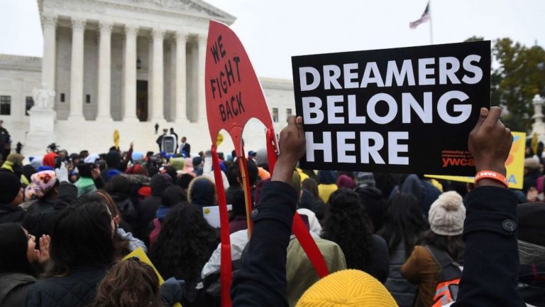 ¡Gobierno revive DACA y lo extiende!